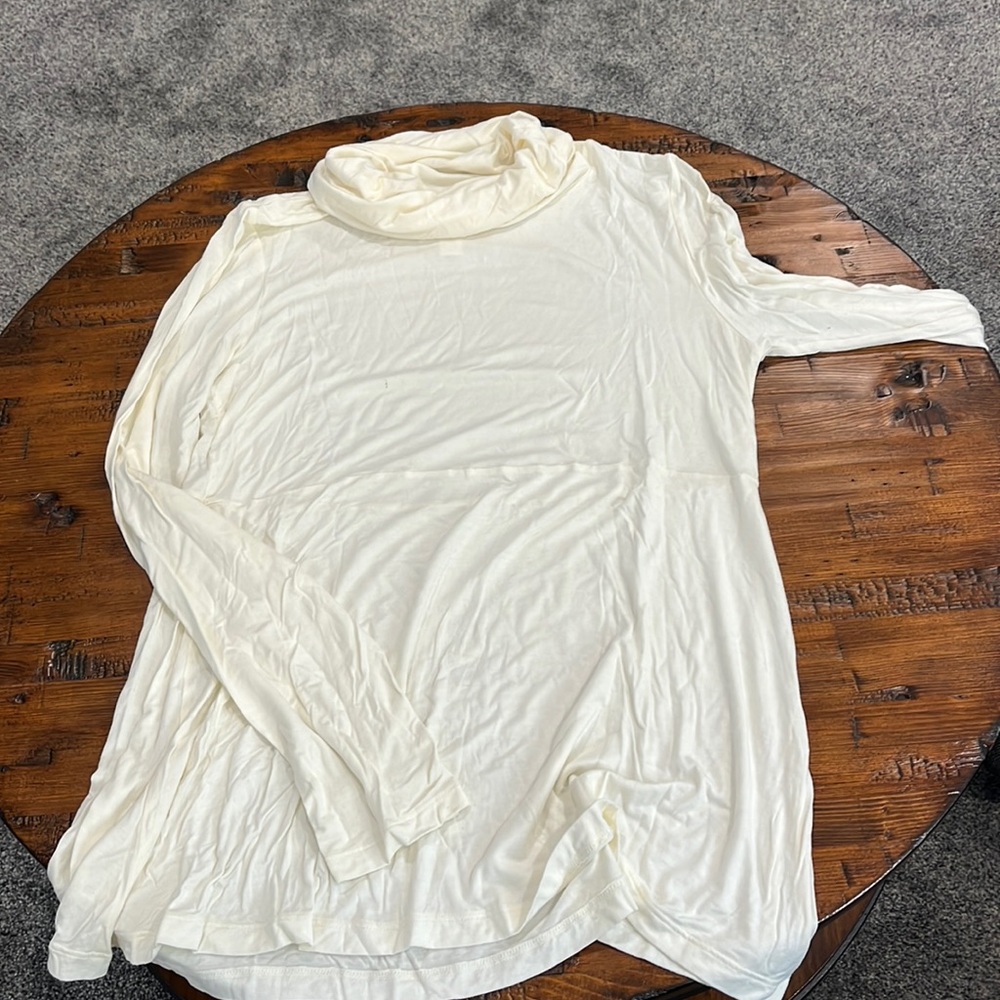 Cream loose for turtle neck